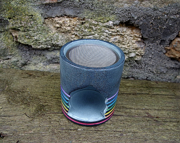 Räucherstövchen mit einem 60 mm Edelstahlsieb aus grauem Naturspeckstein mit bunten Steifendesign in den 7 Farben der Chakren.